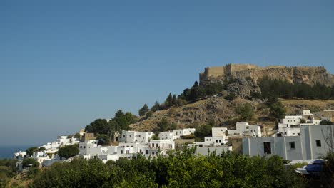 Blick-Auf-Die-Akropolis-Von-Lindos-Auf-Dem-Hügel,-Umgeben-Von-Weißen-Stadthäusern