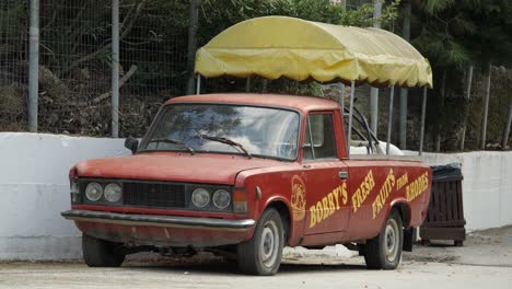 Viejo-Estacionamiento-Rojo-De-La-Camioneta-Fiat-Polski-En-La-Calle-En-Rodas