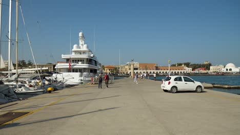 Große-Yacht-Vor-Anker-Im-Farbenfrohen-Hafen-Von-Rhodos