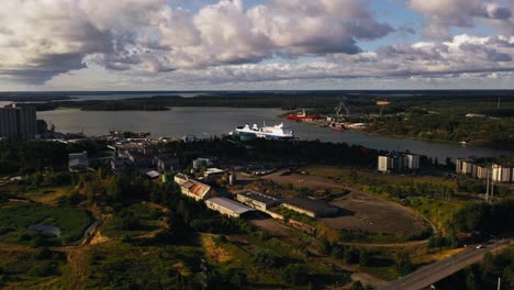 Vista-Aérea-Alrededor-De-Un-Buque-De-Carga-Finnlines-En-El-Puerto-Marítimo-De-Naantali,-En-La-Soleada-Finlandia---Dando-Vueltas,-Disparo-De-Drones