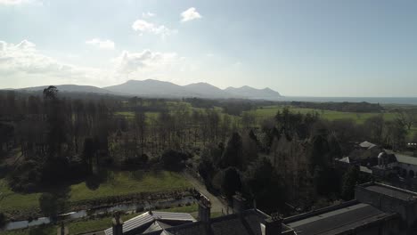 Antena-En-Aumento-Sobre-La-Finca-Glynllifon-Mirando-Hacia-El-Parque-Nacional-De-Snowdonia