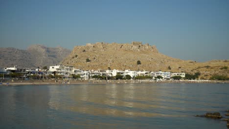 Blick-Auf-Den-Strand-Von-Charaki-Mit-Der-Burg-Feraklos-Auf-Dem-Hügel