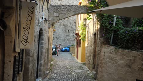 Touristenfamilie-Zwischen-Steingebäuden-In-Der-Altstadt-Von-Rhodos