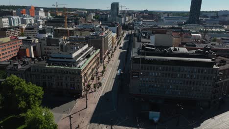 Vista-Aérea-Alrededor-De-Un-Autobús,-Conduciendo-Por-Las-Calles-De-Tampere,-Día-Soleado-De-Verano-En-Finlandia---Dando-Vueltas,-Disparo-De-Drones