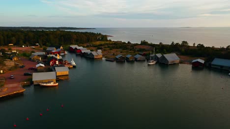 Vista-Aérea-Alrededor-Del-Famoso-Puerto-De-Karingsund,-Puesta-De-Sol-En-Eckero,-Aland,-Finlandia---Dando-Vueltas,-Disparo-De-Drone