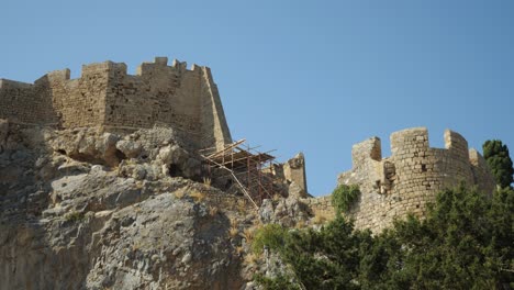 Nahaufnahme,-Tiefwinkelaufnahme-Der-Mauern-Der-Akropolis-Von-Lindos-Auf-Den-Klippen