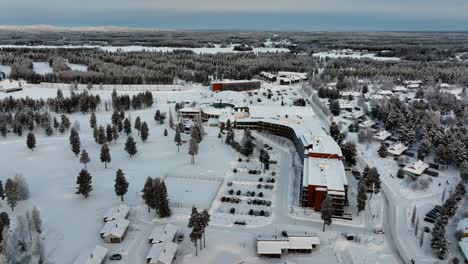 Vista-Aérea-Hacia-El-Club-De-Vacaciones-Katinkulta-Resort-En-Vuokatti,-Finlandia---Inclinación,-Disparo-Con-Drones