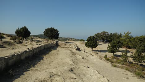 Gente-Caminando-Entre-Las-Ruinas-De-La-Antigua-Acrópolis-De-Kamiros,-Isla-De-Rodas