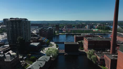 Vista-Aérea-De-La-Central-Hidroeléctrica-De-Tammerkosken-Alavoimala,-Verano-En-Tampere,-Finlandia---Seguimiento,-Disparo-Con-Drones