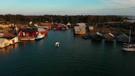 Vista-Aérea-De-Un-Barco-Que-Llega-Al-Puerto-De-Karingsund,-En-Eckero,-Aland,-Finlandia