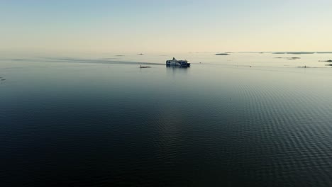 Vista-Aérea-Hacia-Un-Barco-Lanzadera-Del-Báltico-En-Mar-Abierto,-Puesta-De-Sol-En-Finlandia---Acercándose,-Disparo-De-Drones