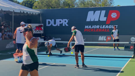 Calentamiento-Y-Entrenamiento-Del-Atleta-Masculino-Antes-De-Un-Juego-De-Pickleball,-En-La-Soleada-Playa-De-Newport,-California,-EE.UU.