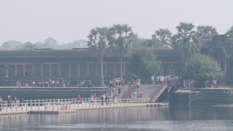 Bandada-De-Turistas-Frente-A-La-Entrada-De-Angkor-Wat