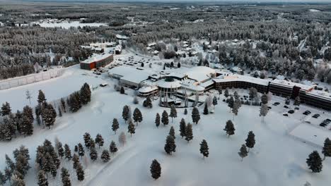 Vista-Aérea-Hacia-El-Club-De-Vacaciones-Katinkulta-Spa-Hotel-En-Vuokatti,-Finlandia---Acercándose,-Disparo-De-Drone