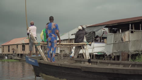 Hombres-En-Una-Gran-Canoa-En-Ganvie-África-En-Un-Día-Nublado