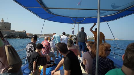 Turistas-A-Bordo-De-Un-Barco-Turístico-Cerca-Del-Puerto-De-Rodas.