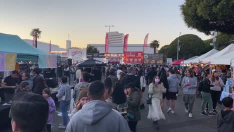 Una-Gran-Multitud-De-Personas-Esperando-En-La-Fila-Y-Disfrutando-De-Comida-Asiática-En-El-Mini-Mercado-Nocturno-De-Santa-Mónica-626,-En-Los-Ángeles---Vista-Estática