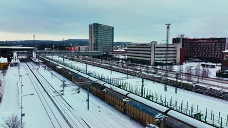 Vista-Aérea-De-La-Estación-De-Tren-En-Jyvaskyla,-Tarde-De-Invierno-En-Finlandia---Ascendente,-Disparo-De-Drone