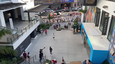 Crowd-Of-People,-Business-Buildings,-And-Traffic-Along-Hollywood-Boulevard-In-Hollywood,-California-At-Daytime