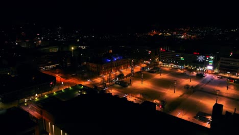 Vista-Aérea-Alrededor-Del-Iluminado-Ayuntamiento-De-Kuopio,-Noche-De-Invierno-En-Savo,-Finlandia---órbita,-Disparo-De-Drones