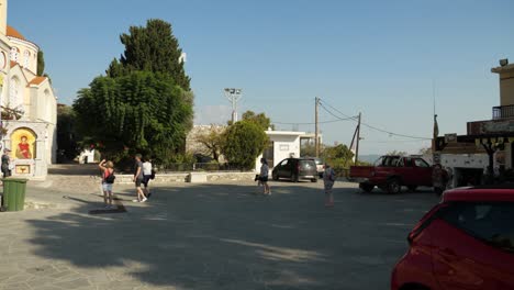 Turistas-En-La-Plaza-Del-Pueblo-De-Siana