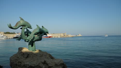 Escultura-Delphinia-En-El-Puerto-De-Rodas.