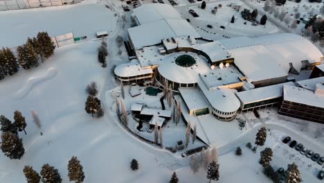 Aerial-view-in-front-of-the-Holiday-club-Katinkulta-resort-in-Vuokatti,-Finland---ascending,-tilt,-drone-shot