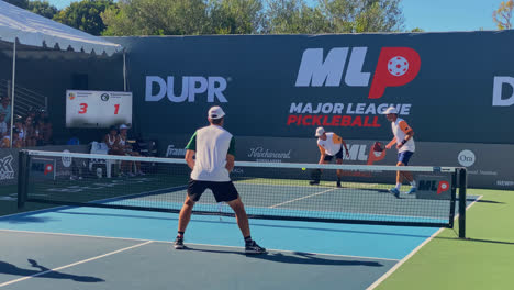 Wettbewerbsfähiges-Spiel-Im-Herrendoppel,-Erzielt-Beim-Major-League-Pickleball-Im-Sonnigen-Newport-Beach,-Kalifornien,-USA-–-Aus-Nächster-Nähe