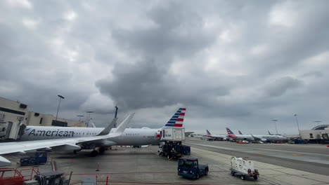 Aviones-Alineados-En-Un-Aeropuerto-Para-El-Embarque---Plano-Amplio