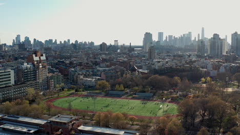 Weitwinkelaufnahme-über-Brooklyn-Und-Manhattan-Mit-Laufstrecke-Im-Mc-Warren-Park