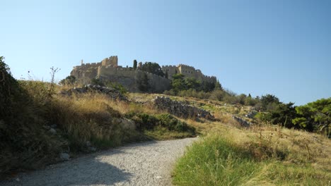 Toma-Baja-Y-Gran-Angular-De-La-Acrópolis-De-Lindos-En-Un-Día-Soleado.