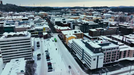 Vista-Aérea-Alrededor-De-La-Calle-Asemakatu,-En-La-Nevada-Jyvaskyla,-Finlandia---Dando-Vueltas,-Disparo-De-Drone