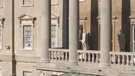 Nahaufnahme-Des-Atriums-Und-Des-Balkons-Des-Herrenhauses-Mit-Seinen-Eindringlichen-Statuen