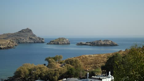 Los-Pequeños-Islotes-En-La-Bahía-De-Lindos