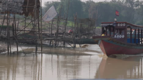 Barco-Pasando-Por-Un-Río-Cerca-De-Kampong-Phluk