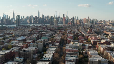 Horizonte-De-Manhattan-Con-Calle-Vacía-En-Fila-De-Casas-En-Brooklyn-Durante-El-Impulso-Epidémico-De-Covid