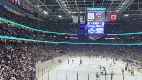 Aficionados-Al-Hockey-Sobre-Hielo-Animando-Durante-El-Partido-De-Hockey-Tampa-Bay-Lightning-En-Una-Pista-De-Hielo-Cubierta