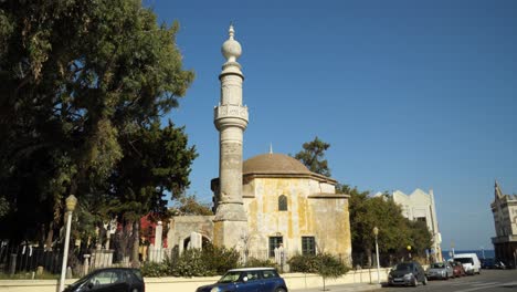 Moschee-Von-Murad-Reis-Mit-Friedhof-Rundherum,-Blick-Von-Der-Straße,-Klares-Wetter