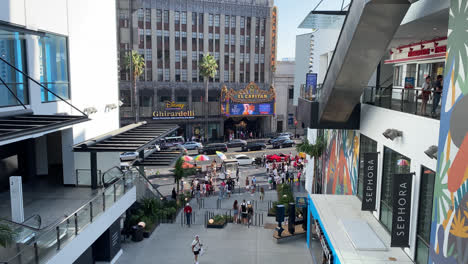 Crowd-Of-People,-Business-Buildings,-And-Traffic-Along-Hollywood-Boulevard-In-Hollywood,-California-At-Daytime---Handheld-Static