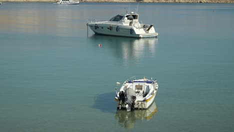 Boote-Schwimmen-Im-Meer-Bei-Lindos