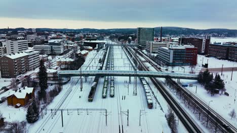 Vista-Aérea-De-Los-Trenes-En-La-Estación-De-Tren-De-Jyvaskyla,-Nublada,-Tarde-De-Invierno-En-Finlandia