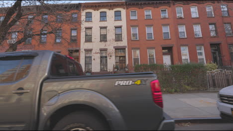 Casa-De-Pueblo-Y-Vida-Urbana-En-La-Calle-Brooklyn-Un-Domingo-Desde-Un-Automóvil-Que-Viaja