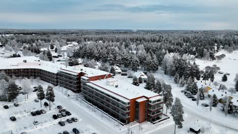 Vista-Aérea-Alrededor-Del-Club-De-Vacaciones-Katinkulta-Resort-En-Vuokatti,-Finlandia---Dando-Vueltas,-Disparo-De-Drone