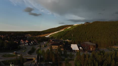 Luftaufnahme-Der-Levi-Stadt,-Während-Der-Mitternachtssonne-Mit-Dramatischen-Wolken,-Sommer-In-Lappland,-Finnland---Aufsteigend,-Drohnenaufnahme