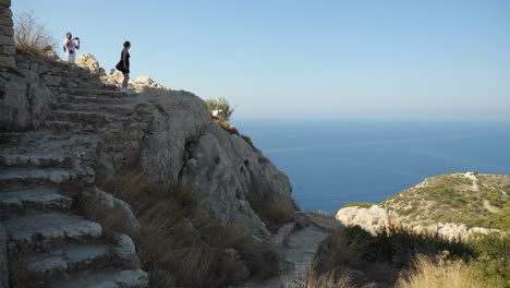 Paar-Fotografiert-Im-Schloss-Kritinia,-Im-Hintergrund-Das-Mittelmeer