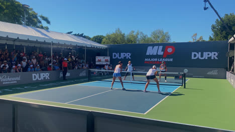 Menschen-Spielen-Pickleball-Beim-MLP-Turnier-In-Newport-Beach,-Kalifornien,-USA