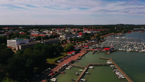 Luftaufnahme-Der-Küste-Der-Stadt-Mariehamn,-Sonniger-Sommertag-In-Åland,-Finnland