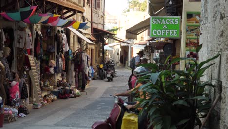 Straßenansicht-Mit-Geschäften-Und-Kaffeehaus-In-Der-Altstadt-Von-Rhodos