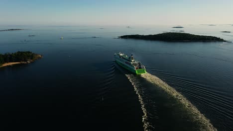 Luftaufnahme-Um-Ein-Kreuzfahrtschiff,-Das-An-Inseln-Im-Finnischen-Meerbusen-Vorbeifährt,-Sommerabend-In-Finnland---Kreisend,-Drohnenaufnahme