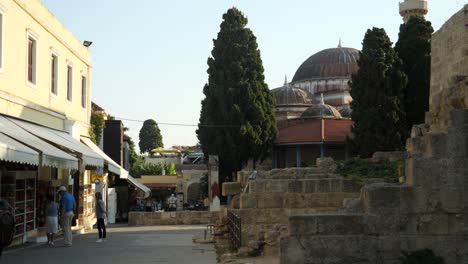 Straßenansicht-Der-Altstadt-Von-Rhodos-Mit-Der-Suleiman-Moschee-Zur-Goldenen-Stunde